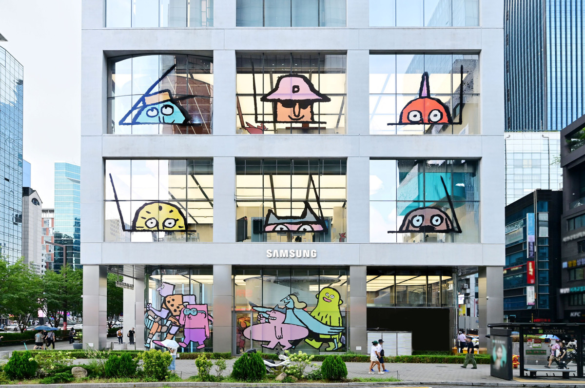 ▲장 줄리앙 종이 인형 모티브의 ‘갤럭시 Z 폴드7∙Z 플립7’ 전시 체험존 ‘인투 더 갤럭시 언폴더스’ 외부 전경 (자료제공=삼성전자)