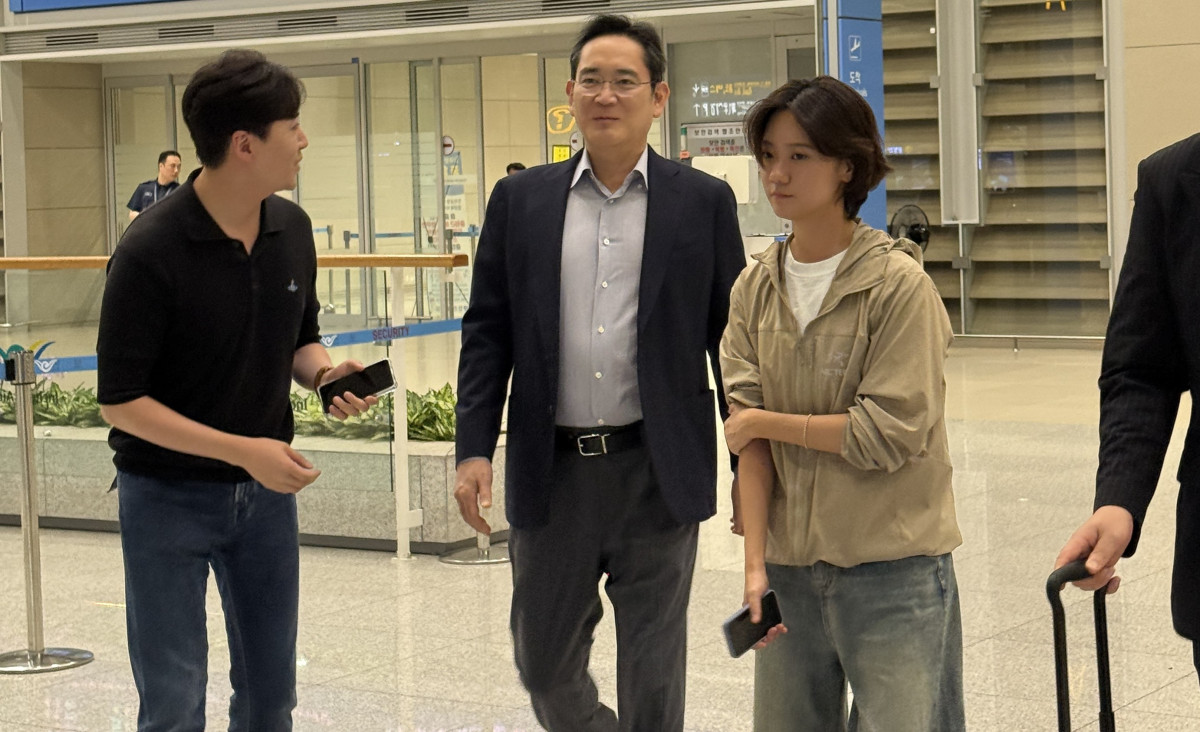 ▲이재용 삼성전자 회장이 31일 인천공항 제2여객터미널을 통해 입국하며 취재진의 질문에 답변하고 있다. (연합뉴스)