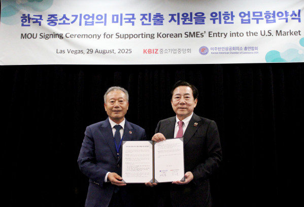 ▲김기문 중소기업중앙회 회장과 황병구 미주한인상공회의소총연합회장이 29일(현지시간) 미국 라스베가스에서 업무협약(MOU)을 체결하고 사진촬영을 하고 있다.  (사진제공=중소기업중앙회 )