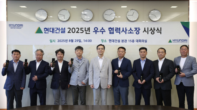 ▲이한우 현대건설 대표이사(가운데)와 협력사 '최우수 소장'으로 선정된 수상자들이 기념촬영을 하고 있다. (사진제공=현대건설)