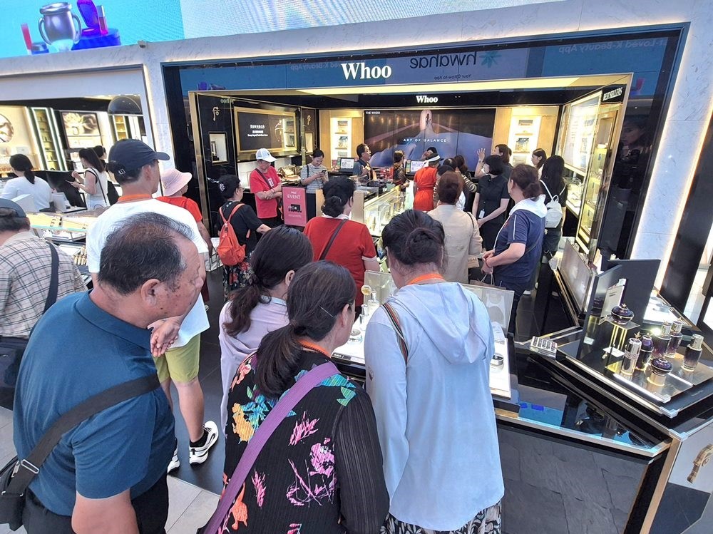 ▲28일 신세계면세점 명동점에 1400여 명의 중국 단체가 방문했다. (사진제공=신세계면세점)