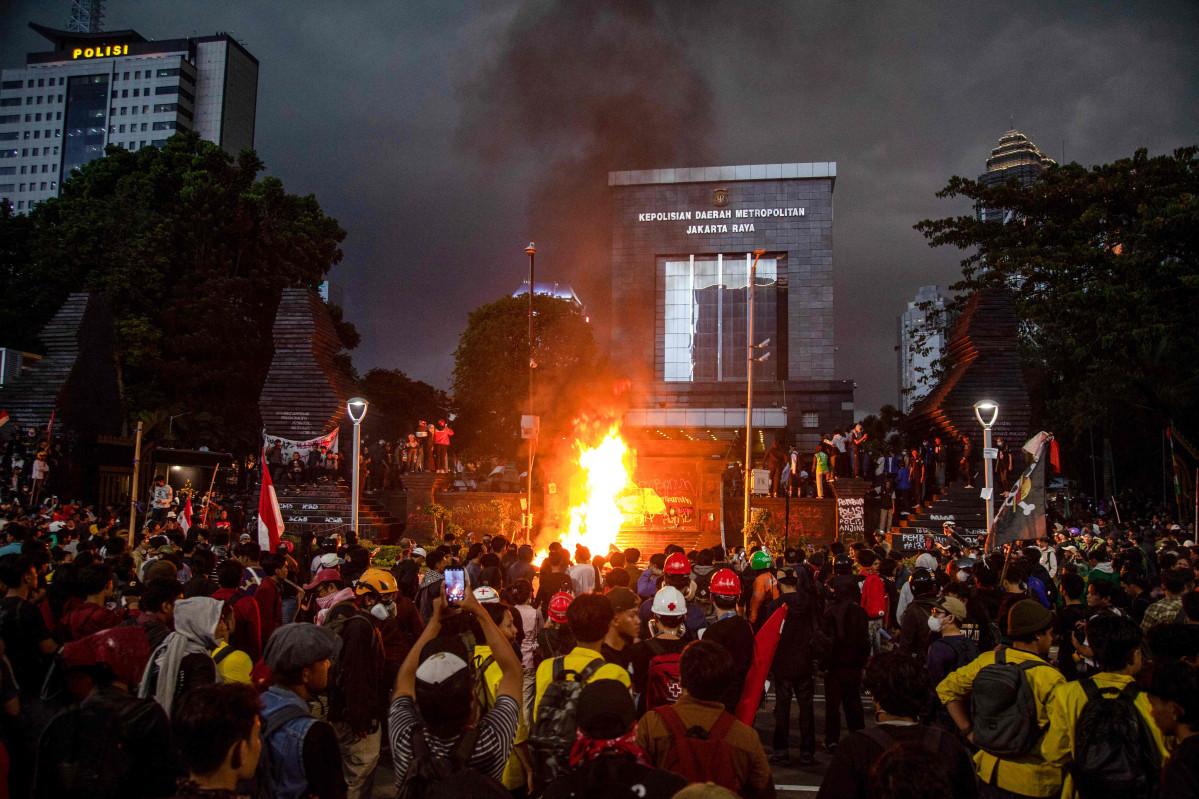 ▲30일(현지시간) 인도네시아 자카르타 경찰청 앞에서 시위대가 시위를 벌이고 있다. (자카르타/AFP연합뉴스)
