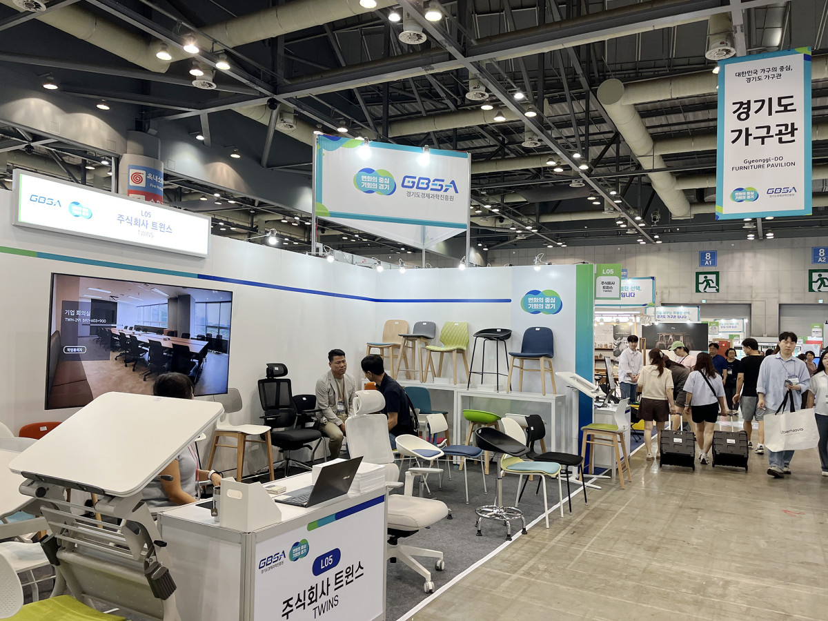 ▲경기도 가구관 부스에서 방문객들이 제품을 둘러보고 있다. (경기도경제과학진흥원)