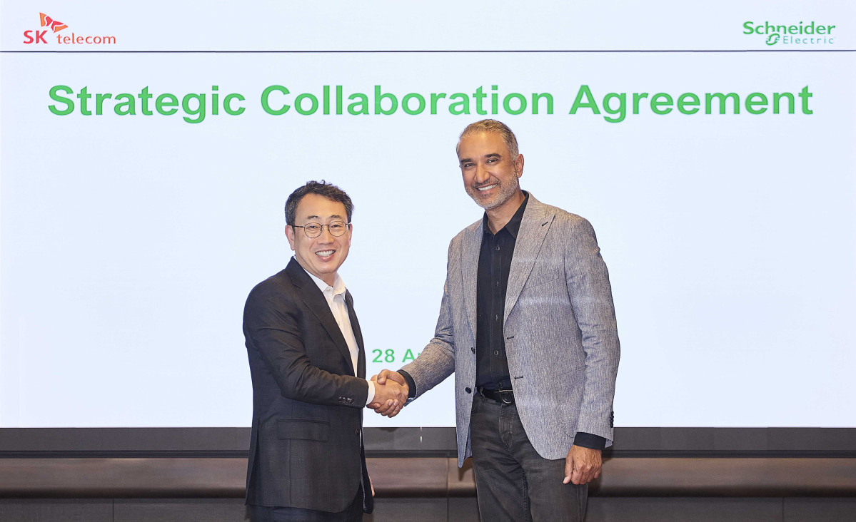 ▲서울 을지로에 위치한 SK T타워에서 진행된 계약 체결 및 협력확대 MOU 서명식에서 (사진 왼쪽부터) 유영상 SKT CEO와 판카즈 샤르마 슈나이더 일렉트릭 시큐어 파워 및 서비스 총괄 사장이 기념사진을 촬영하고 있다. (사진제공=SKT)