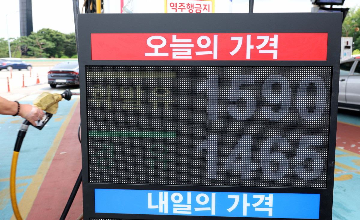 ▲휘발유와 경유 평균 판매 가격이 3주 연속 하락세를 이어간 가운데 31일 서울 서초구 만남의광장 주유소에서 시민들이 주유를 하고 있다. 한국석유공사 유가정보시스템 오피넷에 따르면 8월 넷째 주 전국 주유소에서 판매된 휘발유 평균 가격은 리터당 1662.1원으로 전주보다 3.0원 떨어졌다. 경유 가격도 2.8원 내려간 1532.7원을 나타냈다. 신태현 기자 holjjak@