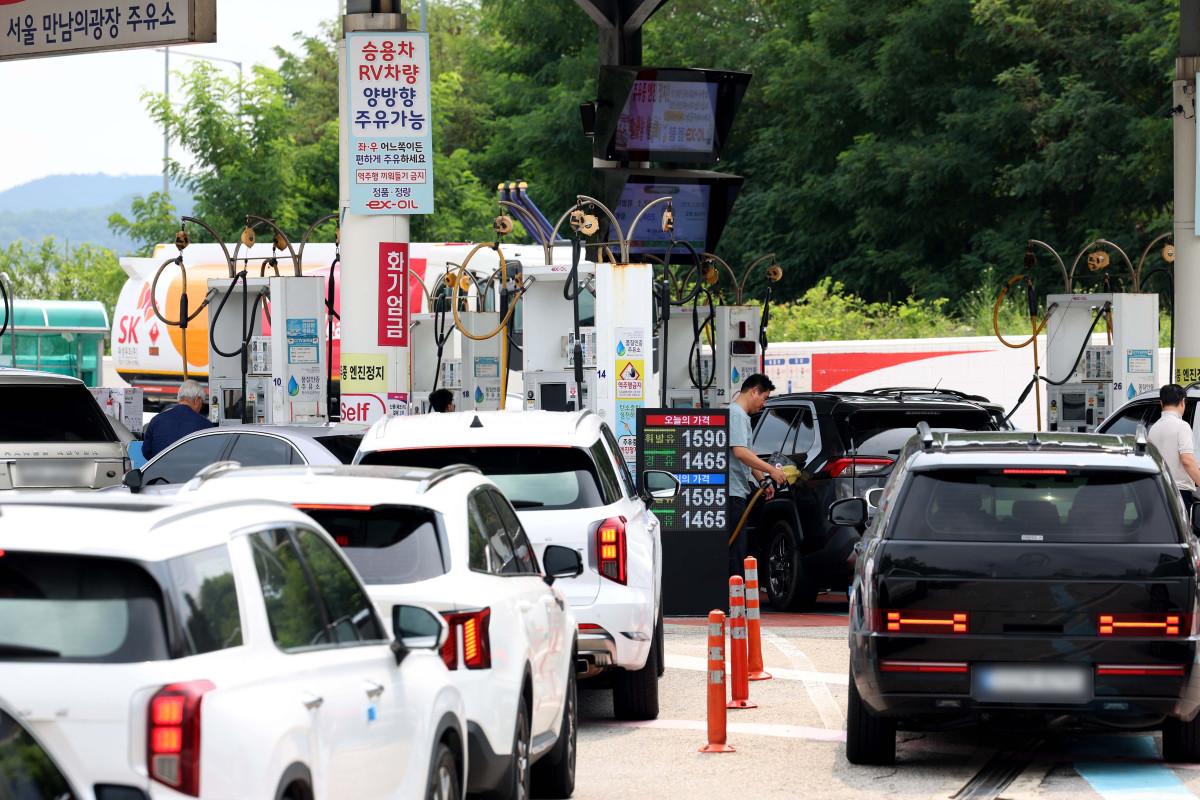 ▲휘발유와 경유 평균 판매 가격이 3주 연속 하락세를 이어간 가운데 31일 서울 서초구 만남의광장 주유소에서 시민들이 주유를 하고 있다. 한국석유공사 유가정보시스템 오피넷에 따르면 8월 넷째 주 전국 주유소에서 판매된 휘발유 평균 가격은 리터당 1662.1원으로 전주보다 3.0원 떨어졌다. 경유 가격도 2.8원 내려간 1532.7원을 나타냈다. 신태현 기자 holjjak@