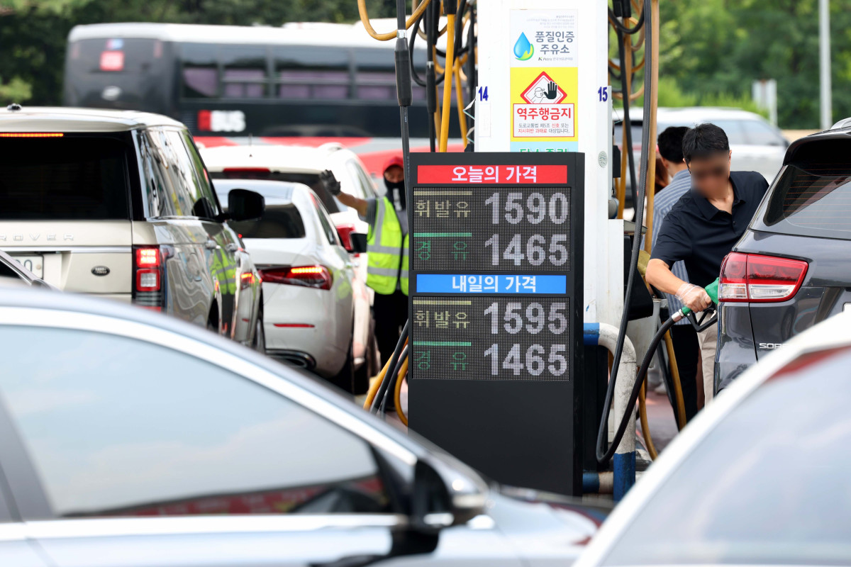 ▲휘발유와 경유 평균 판매 가격이 3주 연속 하락세를 이어간 가운데 31일 서울 서초구 만남의광장 주유소에서 시민들이 주유를 하고 있다. 한국석유공사 유가정보시스템 오피넷에 따르면 8월 넷째 주 전국 주유소에서 판매된 휘발유 평균 가격은 리터당 1662.1원으로 전주보다 3.0원 떨어졌다. 경유 가격도 2.8원 내려간 1532.7원을 나타냈다. 신태현 기자 holjjak@