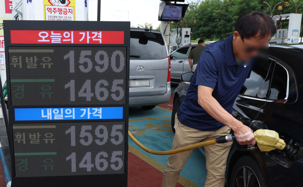 ▲휘발유와 경유 평균 판매 가격이 3주 연속 하락세를 이어간 가운데 31일 서울 서초구 만남의광장 주유소에서 시민들이 주유를 하고 있다. 한국석유공사 유가정보시스템 오피넷에 따르면 8월 넷째 주 전국 주유소에서 판매된 휘발유 평균 가격은 리터당 1662.1원으로 전주보다 3.0원 떨어졌다. 경유 가격도 2.8원 내려간 1532.7원을 나타냈다. 신태현 기자 holjjak@