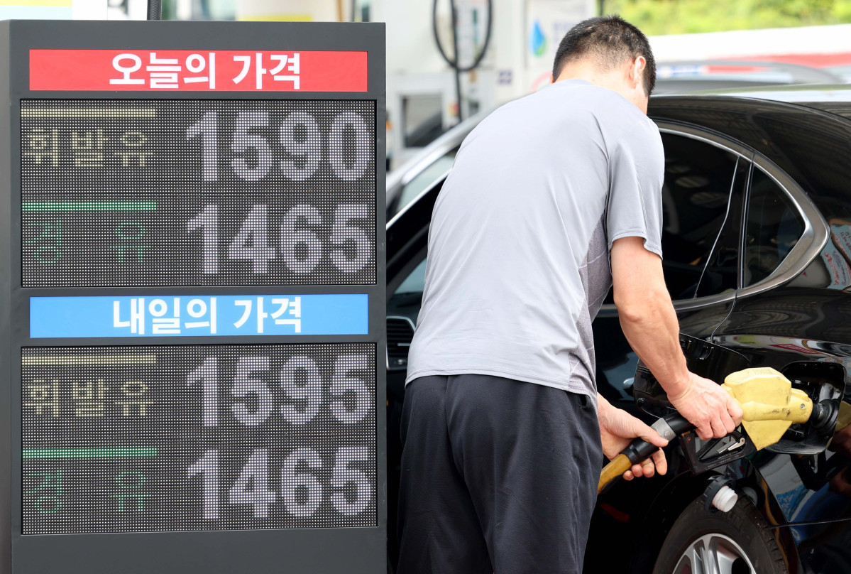 ▲휘발유와 경유 평균 판매 가격이 3주 연속 하락세를 이어간 가운데 31일 서울 서초구 만남의광장 주유소에서 시민들이 주유를 하고 있다. 한국석유공사 유가정보시스템 오피넷에 따르면 8월 넷째 주 전국 주유소에서 판매된 휘발유 평균 가격은 리터당 1662.1원으로 전주보다 3.0원 떨어졌다. 경유 가격도 2.8원 내려간 1532.7원을 나타냈다. 신태현 기자 holjjak@