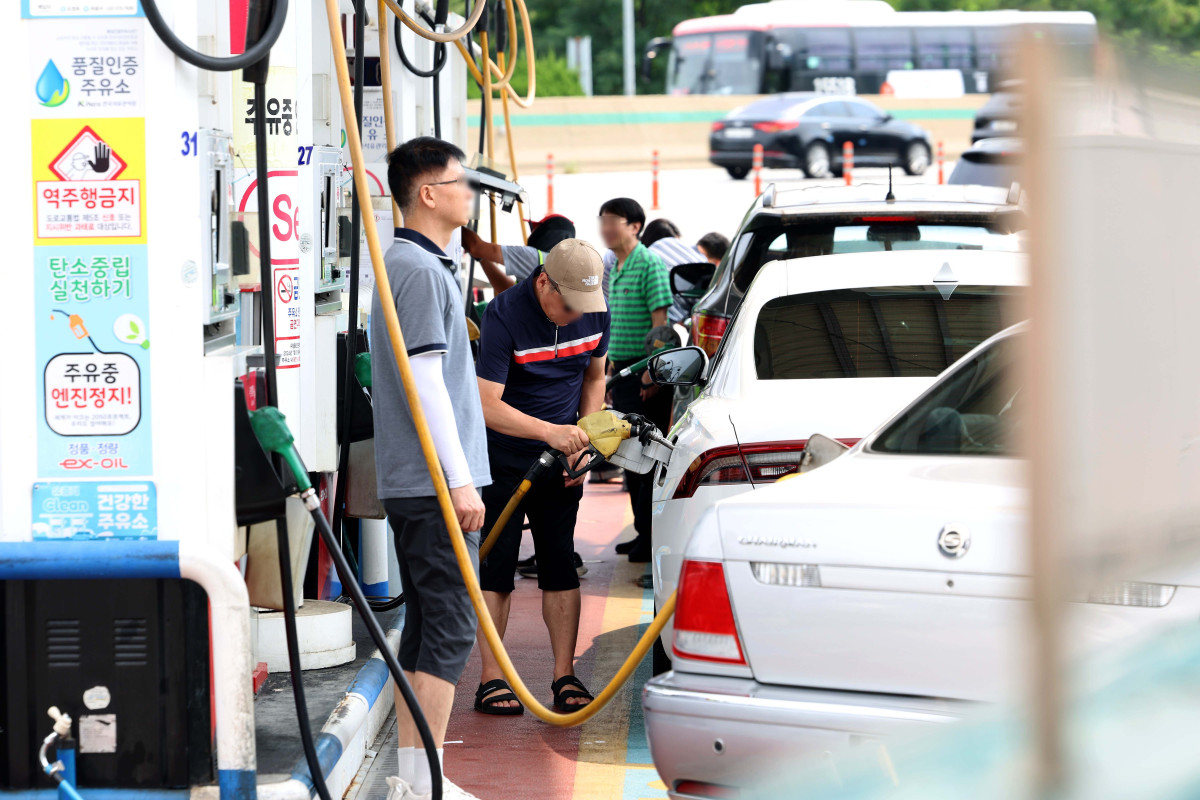 ▲휘발유와 경유 평균 판매 가격이 3주 연속 하락세를 이어간 가운데 31일 서울 서초구 만남의광장 주유소에서 시민들이 주유를 하고 있다. 한국석유공사 유가정보시스템 오피넷에 따르면 8월 넷째 주 전국 주유소에서 판매된 휘발유 평균 가격은 리터당 1662.1원으로 전주보다 3.0원 떨어졌다. 경유 가격도 2.8원 내려간 1532.7원을 나타냈다. 신태현 기자 holjjak@