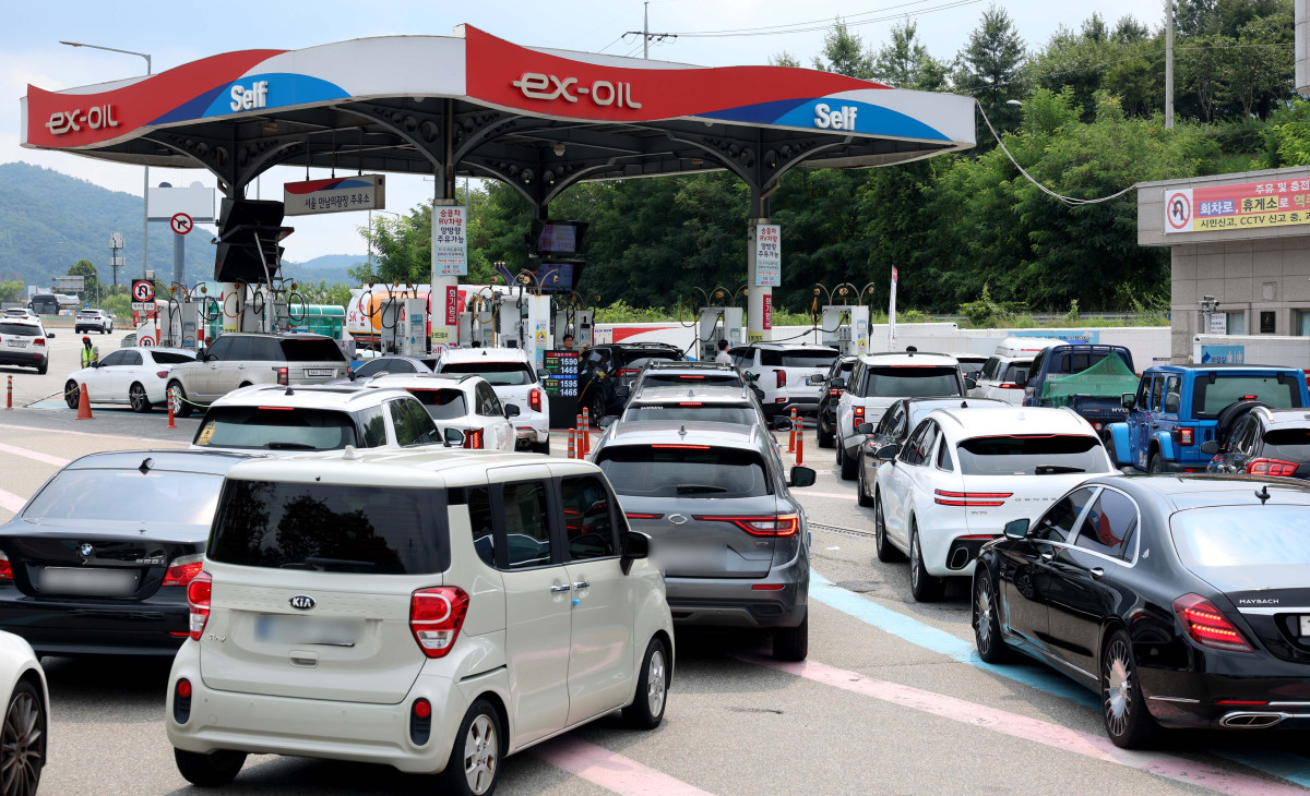 ▲휘발유와 경유 평균 판매 가격이 3주 연속 하락세를 이어간 가운데 31일 서울 서초구 만남의광장 주유소에서 시민들이 주유를 하고 있다. 한국석유공사 유가정보시스템 오피넷에 따르면 8월 넷째 주 전국 주유소에서 판매된 휘발유 평균 가격은 리터당 1662.1원으로 전주보다 3.0원 떨어졌다. 경유 가격도 2.8원 내려간 1532.7원을 나타냈다. 신태현 기자 holjjak@