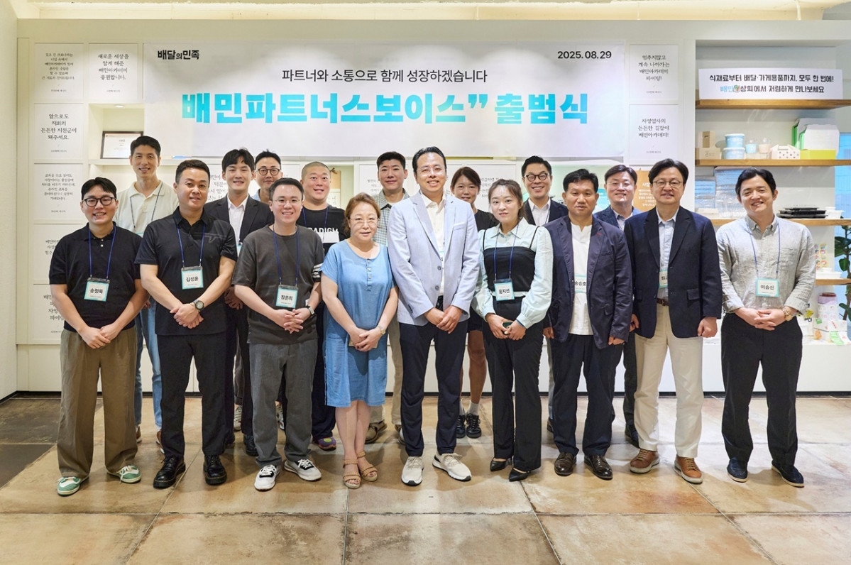 ▲배민 운영사 우아한형제들이 외식업 현장의 목소리를 서비스, 정책에 반영하기 위해 업주 소통 협의체 ‘배민 파트너스 보이스’를 출범했다. 29일 서울 송파구 배민아카데미에서 열린 출범식에서 김범석 대표(앞줄 왼쪽부터 다섯번째)와 배민 파트너스 보이스 위원단이 기념촬영을 하고 있다.  (사진=배민)