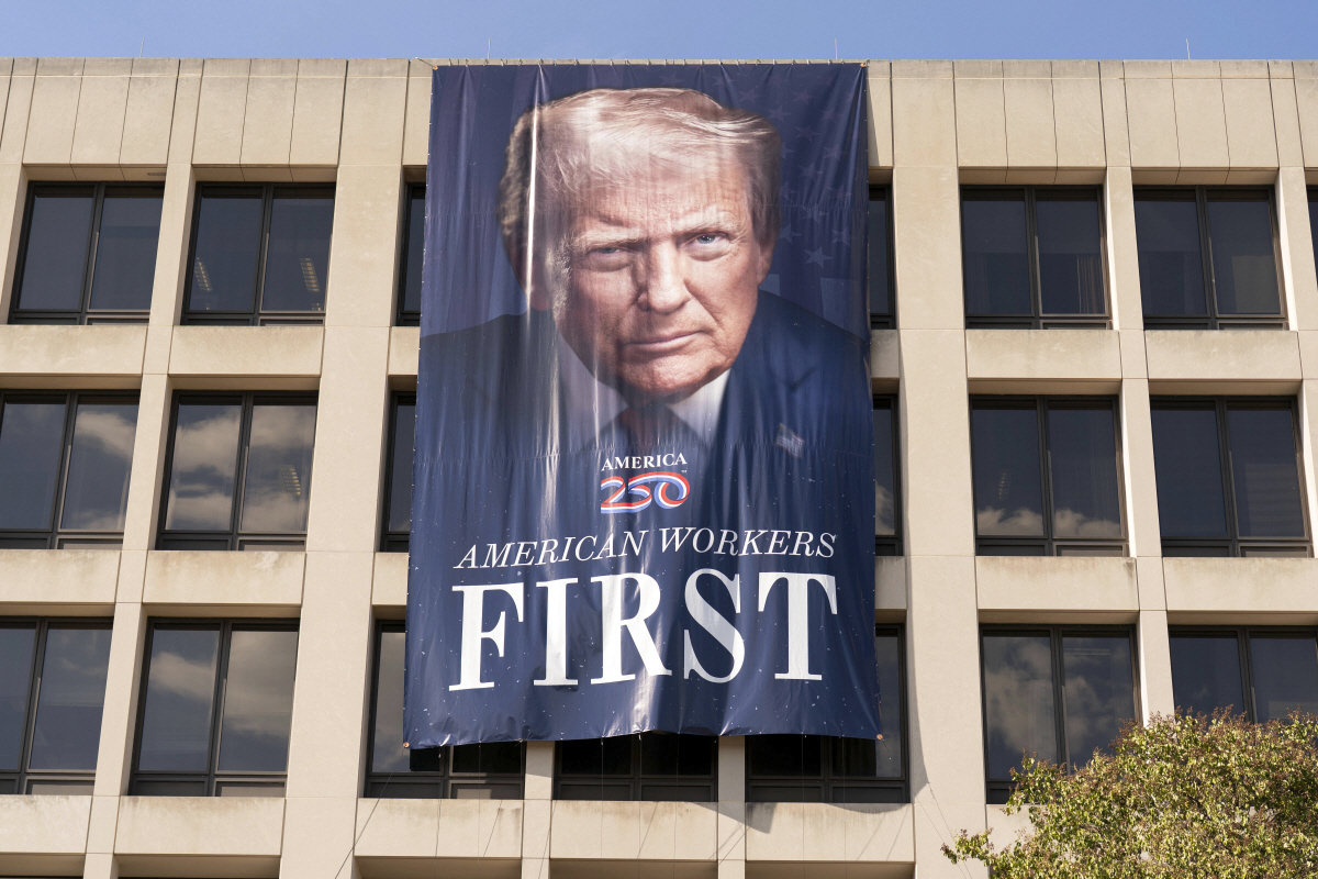 ▲미국 노동부 청사에 29일(현지시간) 도널드 트럼프 대통령의 얼굴이 담긴 걸개가 걸려 있다.  (워싱턴D.C./AP연합뉴스)