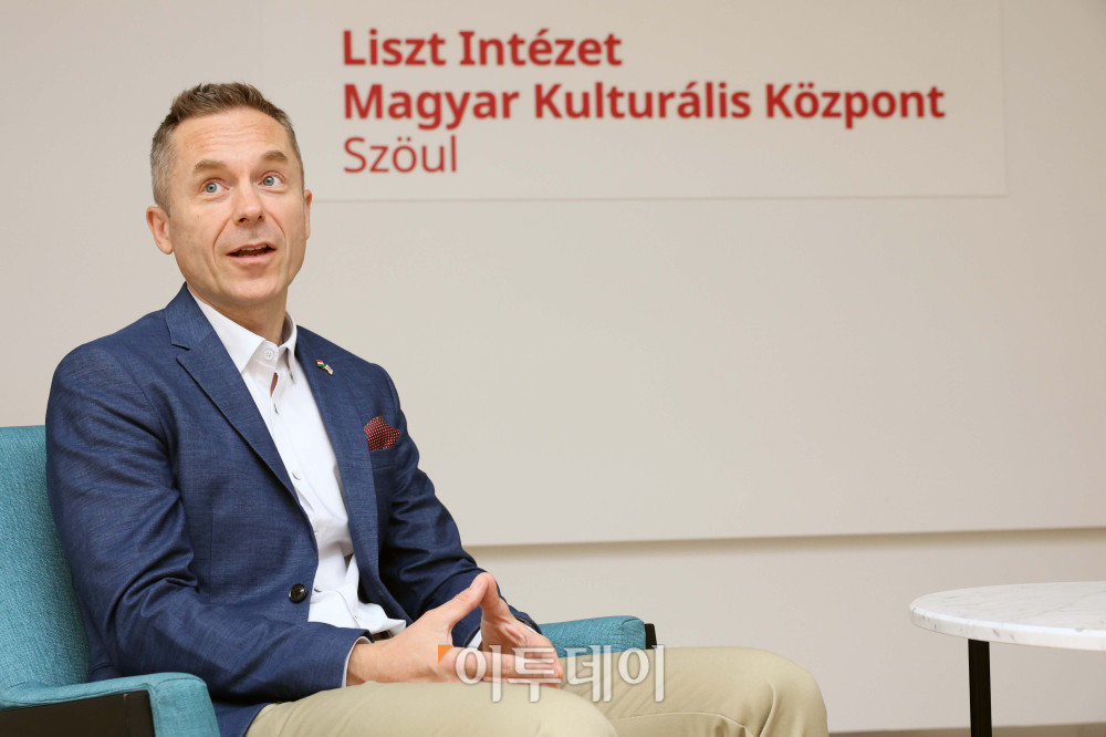 ▲메드비지 이스트반 주한 리스트 헝가리 문화원장이 지난달 25일 서울 중구 주한 리스트 헝가리 문화원에서 이투데이와 인터뷰를 갖고 있다. 신태현 기자 holjjak@ (이투데이DB)