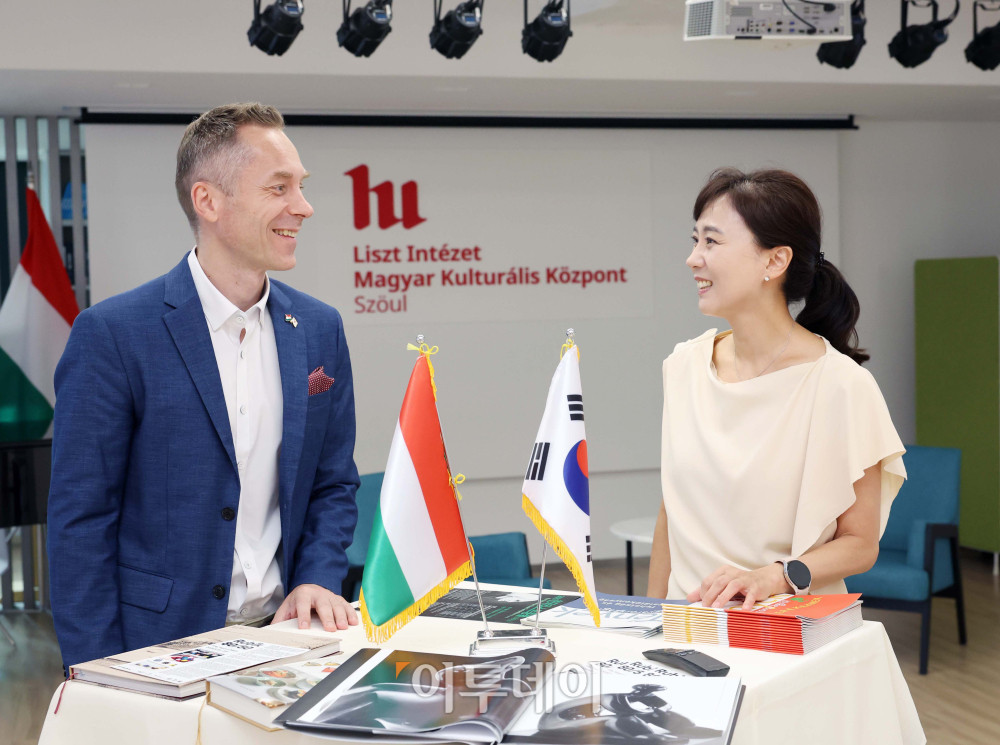 ▲김정아 무트댄스 예술감독과 메드비지 이스트반 주한 리스트 헌가리 문화원장이 지난달 25일 서울 중구 주한 리스트 헝가리 문화원에서 이투데이와 인터뷰를 갖고 있다. 신태현 기자 holjjak@ (이투데이DB)