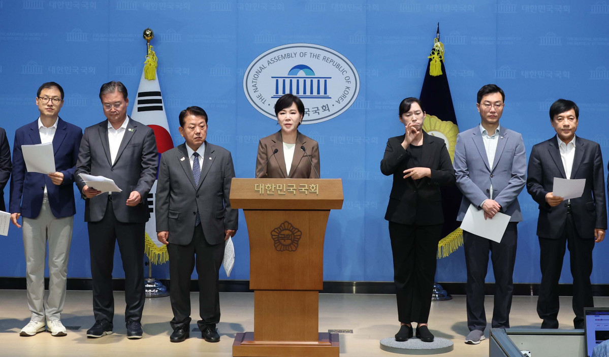 ▲전현희 더불어민주당 3대특검 종합대응 특별위원회 총괄위원장이 28일 오전 서울 여의도 국회 소통관에서 열린 한덕수 전 국무총리 구속영장 기각 관련 입장 발표를 하고 있다. 이날 3대특검 특위는 기자회견문을 통해 “사법부는 한 전 총리에 구속영장 기각으로 인한 국민적 분노를 직시해야한다” 지적했다. (사진=뉴시스)