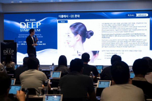 ▲딥 심포지엄에서 손무현 청담FnB의원 원장이 강연을 진행하고 있다(대웅제약)