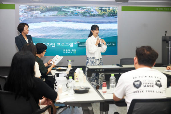 ▲풀무원 디자인밀 체험단에게 설명하고 있는 이은영 영앙사.(오병돈 프리랜서)
