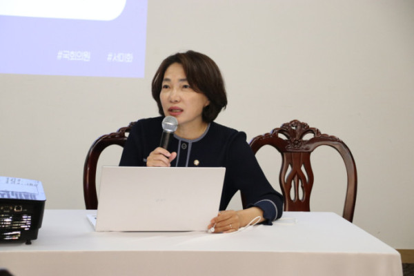 ▲이날 포럼에서 발언 중인 서미화 의원 모습.(한국장애인단체총연맹 제공)