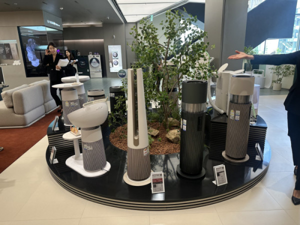 ▲서울 강남구 학동사거리 'LG전자 플래그십 D5' 내부 모습. 공기청정기들이 전시돼 있다. (이수진 기자)