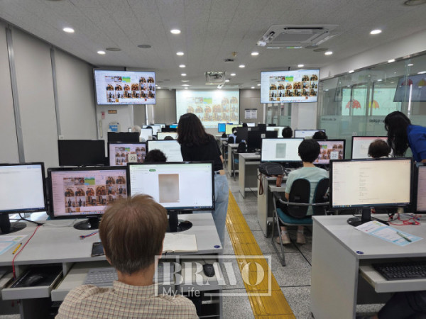 ▲챗GPT 수업에 집중하는 시니어 교육생들.