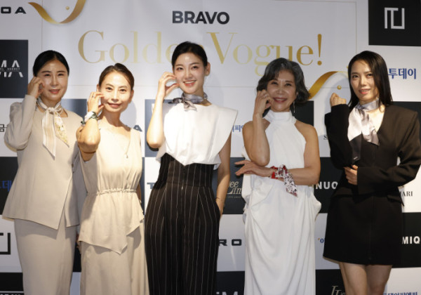▲28일 서울 강남구 논현동 이투데이빌딩 라운지에서 열린 브라보마이라이프 창간 10주년 기념 프리미엄 패션 축제 'Bravo Golden Vogue'에서 참석자들이 기념촬영을 하고 있다. 고이란 기자 photoeran@