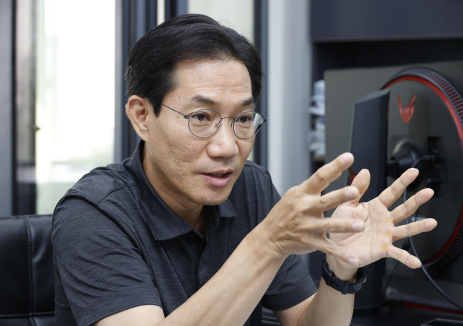 ▲이장혁 아이텍 대표가 지난달 29일 서울 강남구에 위치한 사무실에서 이투데이와 인터뷰를 하고 있다. 고이란 기자 photoeran@