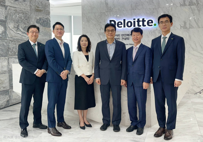 ▲한국 딜로이트그룹은 지난달 28일 서울 여의도 한국 딜로이트그룹 본사에서 2025년 기업지배기구발전센터 자문위원단 위촉식을 개최했다. 왼쪽부터 김한석 한국 딜로이트그룹 기업지배기구발전센터 센터장, 홍종성 한국 딜로이트그룹 총괄대표, 임정하 서울시립대 법학전문대학원 교수, 노준화 충남대 경영학부 교수, 박종성 숙명여대 경영학부 교수, 장수재 한국 딜로이트 그룹 회계감사부문 대표. (제공=한국 딜로이트그룹)