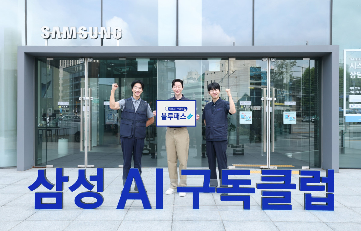 ▲삼성전자서비스·삼성전자판매·삼성전자로지텍 직원들이 '블루패스' 서비스 도입으로 혜택이 강화된 'AI 구독클럽'을 소개하고 있다. (자료제공=삼성전자)
