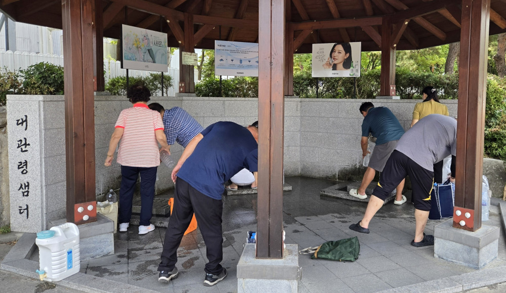 ▲31일 강원 강릉시 대관령샘터에서 시민들이 식수로 사용할 물을 받고 있다.    롯데칠성음료에서 운영하는 대관령샘터는 대관령 지하 암반수를 취수해 수처리 과정을 거쳐 시민에게 식수를 제공하고 있다. (연합뉴스)
