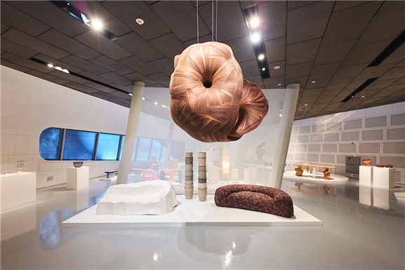 ▲'창작의 빛: 한국을 비추다(Illuminated: A Spotlight on Korean Design)' 전시 전경. (사진제공=서울디자인재단)
