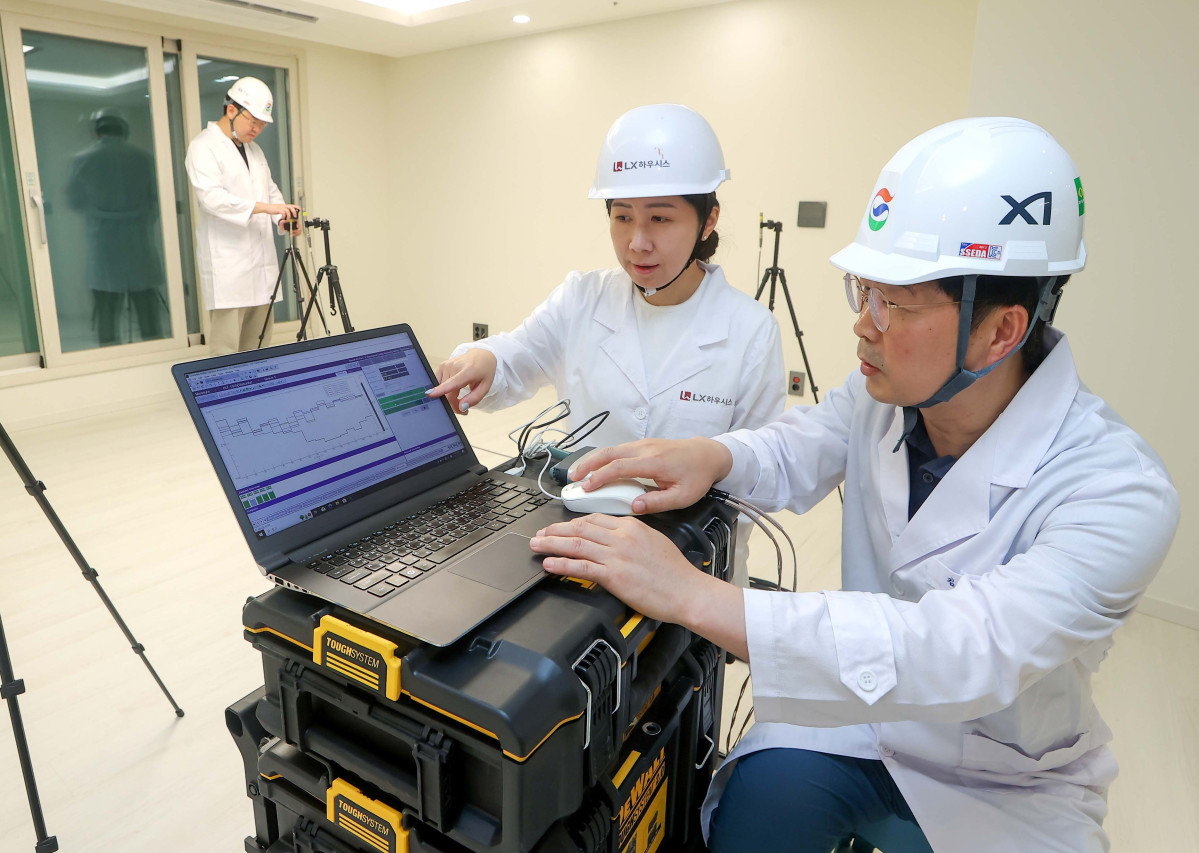 ▲GS건설과 LX하우시스가 함께 개발한 '층간소음 저감 바닥구조' 실험 중인 사진. (사진제공=GS건설)