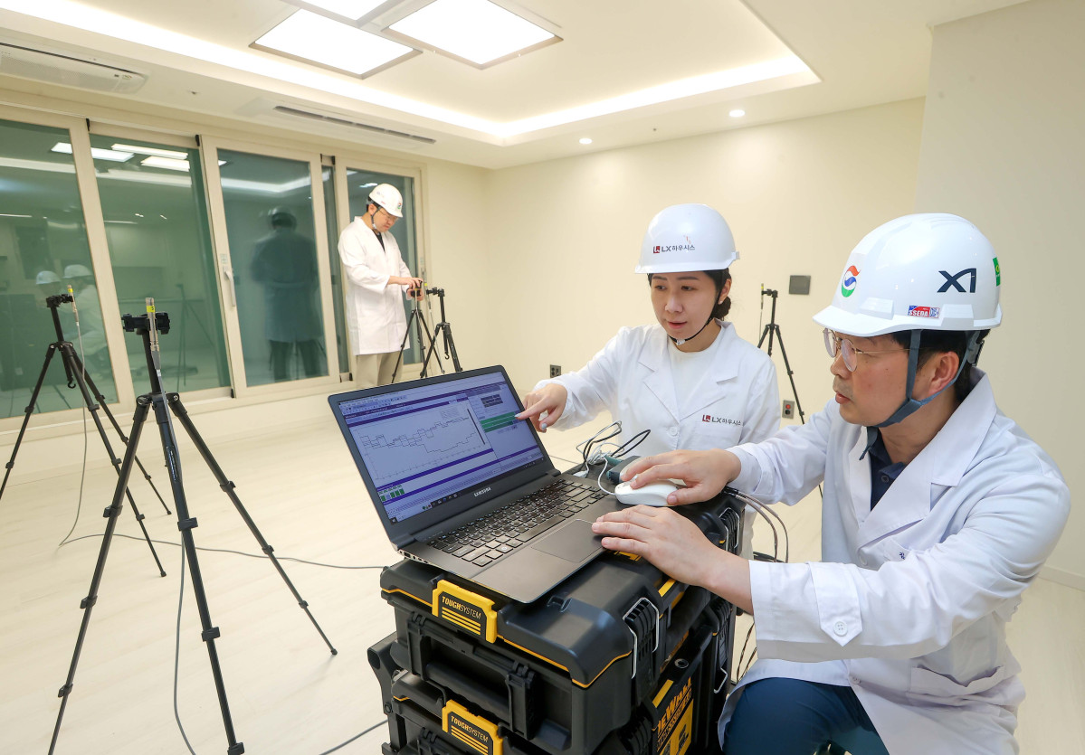 ▲서울 서초구에 위치한 GS건설 R&D센터에서 LX하우시스와 GS건설 연구원들이 바닥충격음 테스트를 진행하고 있다. (LX하우시스)