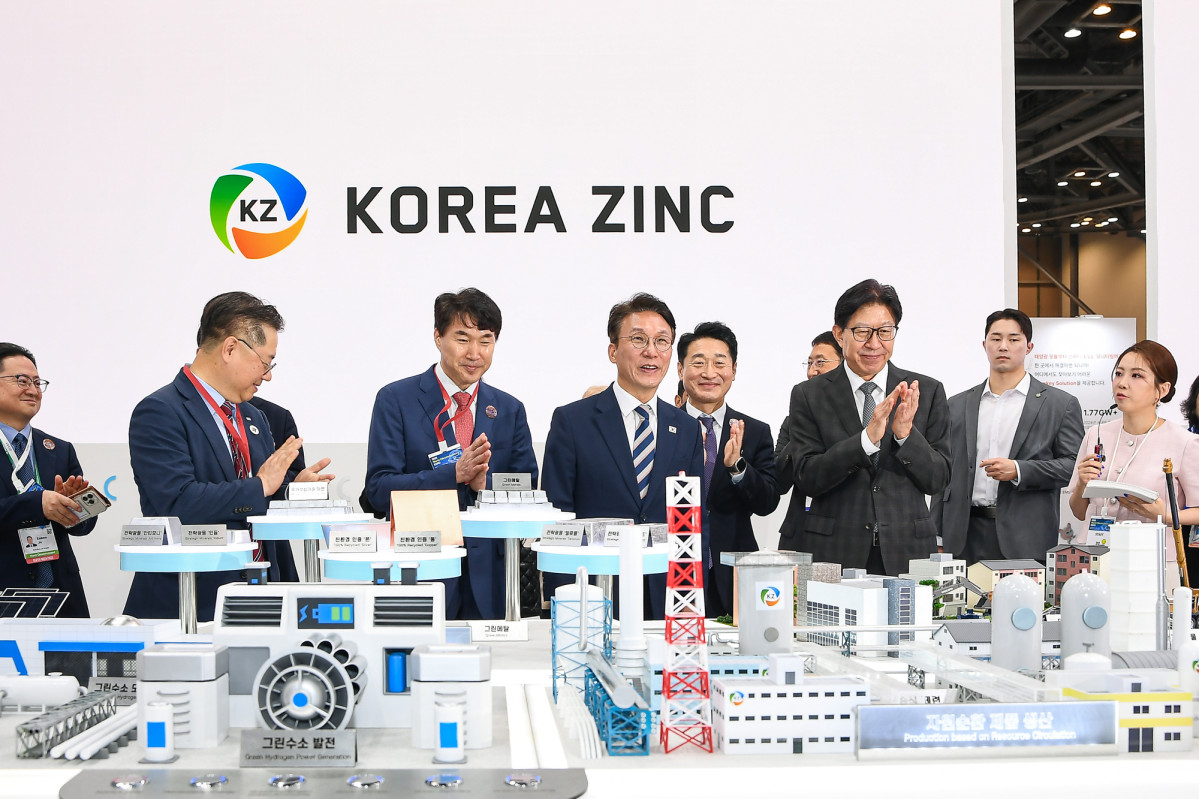 ▲김민석 국무총리(왼쪽 4번째), 박형준 부산시장(왼쪽 6번째), 백순흠 고려아연 사장(왼쪽 3번째) 등 주요 관계자가 기후산업국제박람회 고려아연 전시 부스를 둘러보고 있다. (고려아연)