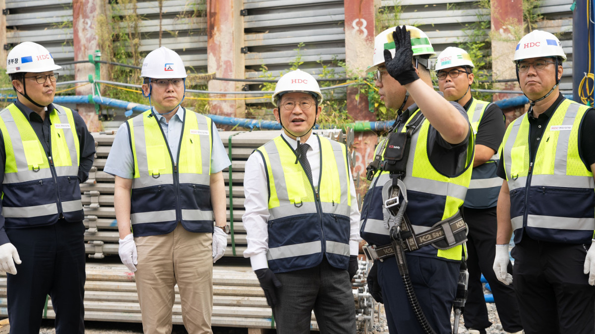 ▲HDC현대산업개발이 29일 이문 아이파크 자이 현장과 강변역 센트럴 아이파크 현장에서 경영진·노동조합 합동 현장 안전보건 점검을 시행했다. 사진은 정경구 HDC현대산업개발 대표이사(왼쪽 세번째), 김동현 노동조합 사무국장(두번째) (사진제공=HDC현대산업개발)