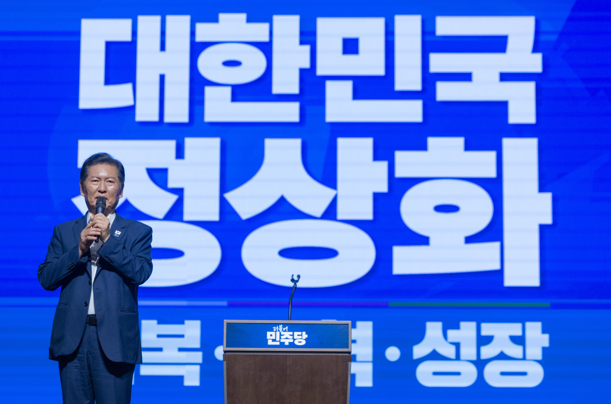 ▲정청래 더불어민주당 대표가 8월 29일 인천시 중구 파라다이스시티 컨벤션에서 열린 2025 정기국회 더불어민주당 의원단 워크숍에서 연설하며 구호를 외치고 있다. (연합뉴스)