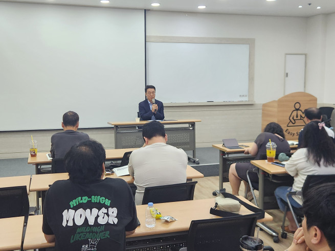 ▲지난달 29일 원영준 신용보증재단중앙회 회장이 경기 부천시 이지스터디에서 열린 '새출발기금 성실상환자 재도전교육' 현장간담회에서 이야기를 하고 있다. (사진제공=신용보증재단중앙회)