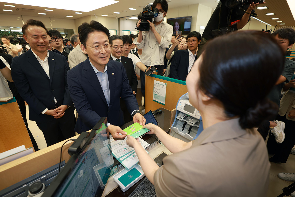 ▲권대영 금융위원회 부위원장이 예금보호한도 상향 시행 첫날인 1일 오전 서울 중구 하나은행 본점을 찾아 은행 직원 설명을 듣고 있다. (사진제공=금융위원회)