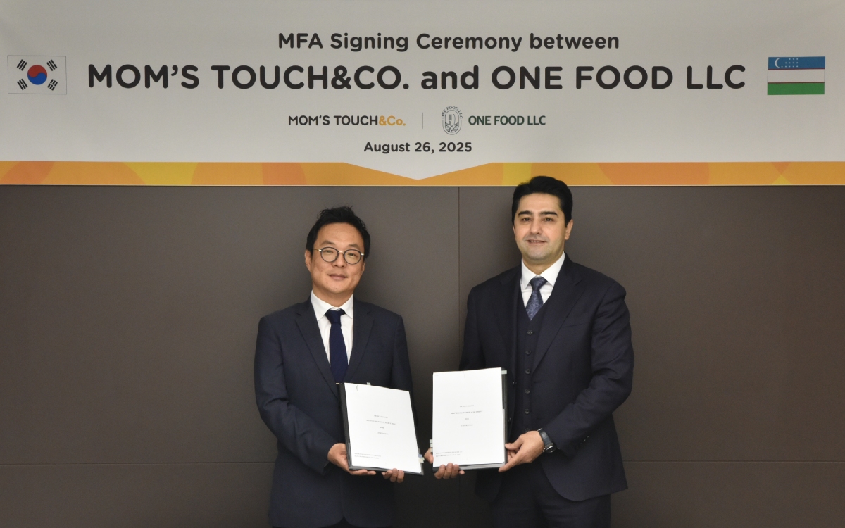 ▲왼쪽부터 김동전 맘스터치앤컴퍼니 대표이사, 자파르(Zafar) ‘ONE FOOD LLC’ 대표이사 (사진제공=맘스터치)