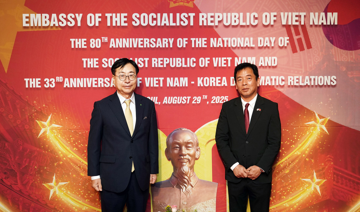 ▲임진달 HS효성첨단소재 대표이사(왼쪽)가 부 호(Vu Ho)주한 베트남 대사(오른쪽)와 기념촬영을 하고있다. (HS효성)