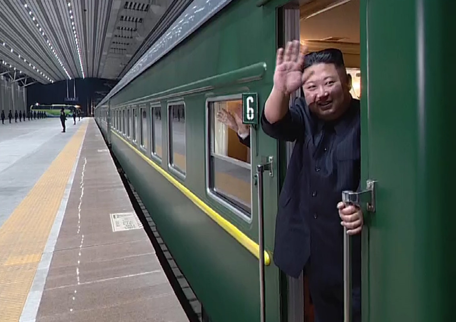 ▲2019년 1월, 방중 일정을 마친 김정은 북한 국무위원장이 열차에 올라 손을 흔들고 있다. (출처 북한조선중앙TV 캡처)