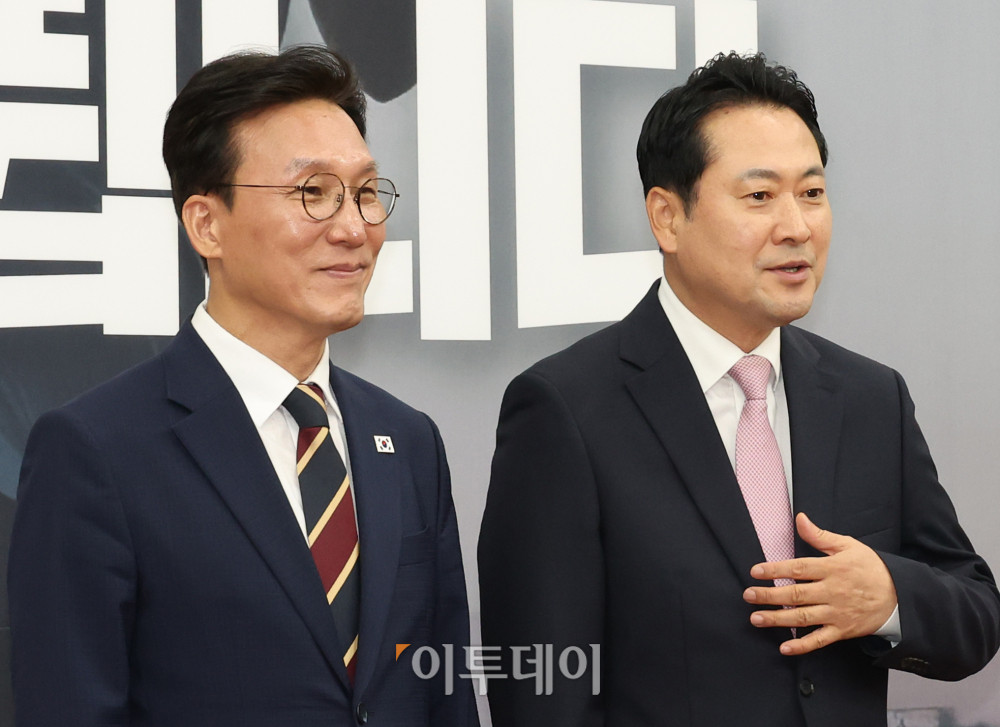 ▲김민석(왼쪽) 국무총리가 1일 서울 여의도 국회에서 장동혁 국민의힘 대표를 예방하고 있다. 고이란 기자 photoeran@