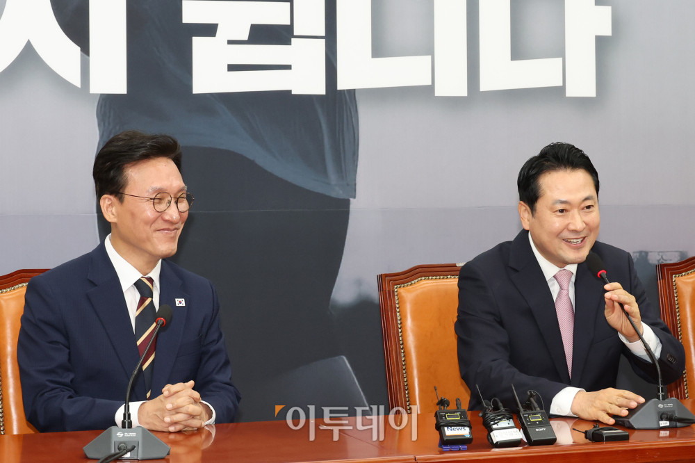 ▲김민석(왼쪽) 국무총리가 1일 서울 여의도 국회에서 장동혁 국민의힘 대표를 예방하고 있다. 고이란 기자 photoeran@