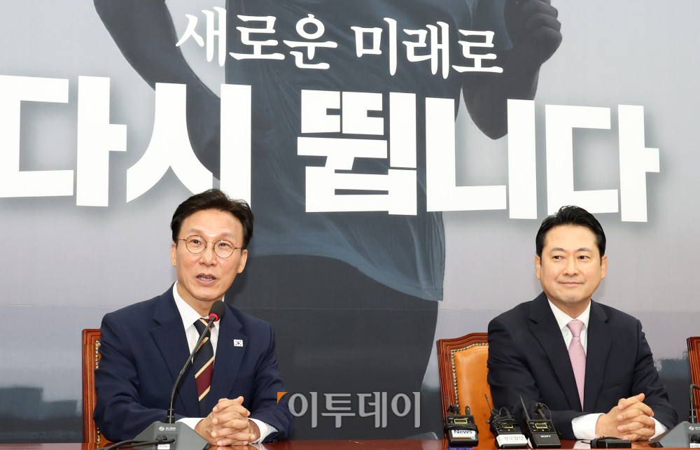 ▲김민석(왼쪽) 국무총리가 1일 서울 여의도 국회에서 장동혁 국민의힘 대표를 예방하고 있다. 고이란 기자 photoeran@