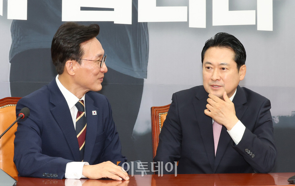 ▲김민석(왼쪽) 국무총리가 1일 서울 여의도 국회에서 장동혁 국민의힘 대표를 예방하고 있다. 고이란 기자 photoeran@