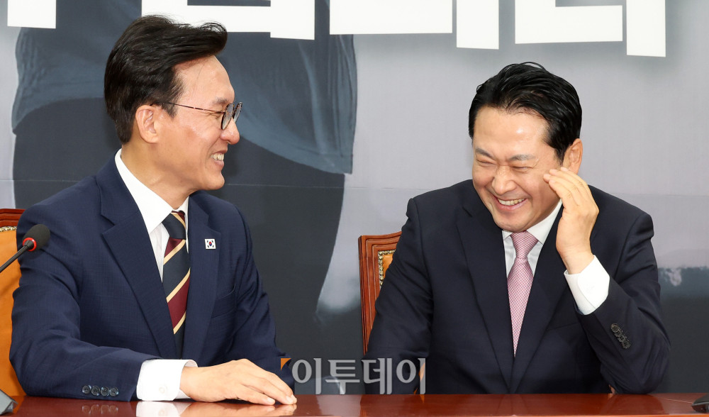 ▲김민석(왼쪽) 국무총리가 1일 서울 여의도 국회에서 장동혁 국민의힘 대표를 예방하고 있다. 고이란 기자 photoeran@