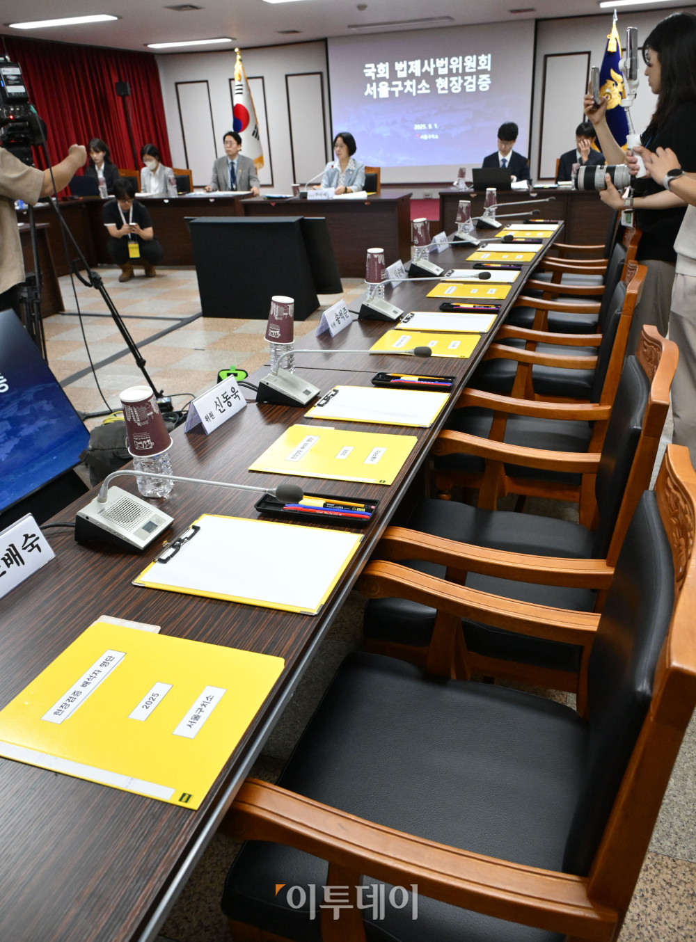 ▲1일 경기도 의왕시 서울구치소에서 국회 법제사법위원회의 현장검증이 열린 가운데 국민의힘 의원석이 비어 있다. 이날 법사위는 윤석열 전 대통령 수감 중 특혜 제공 여부를 확인하고 특검 출석 요구 당시 윤 전 대통령이 옷을 벗고 버티는 과정이 있었는지 여부를 CCTV 등 영상기록 열람을 통해 확인할 예정이다. 국회사진기자단