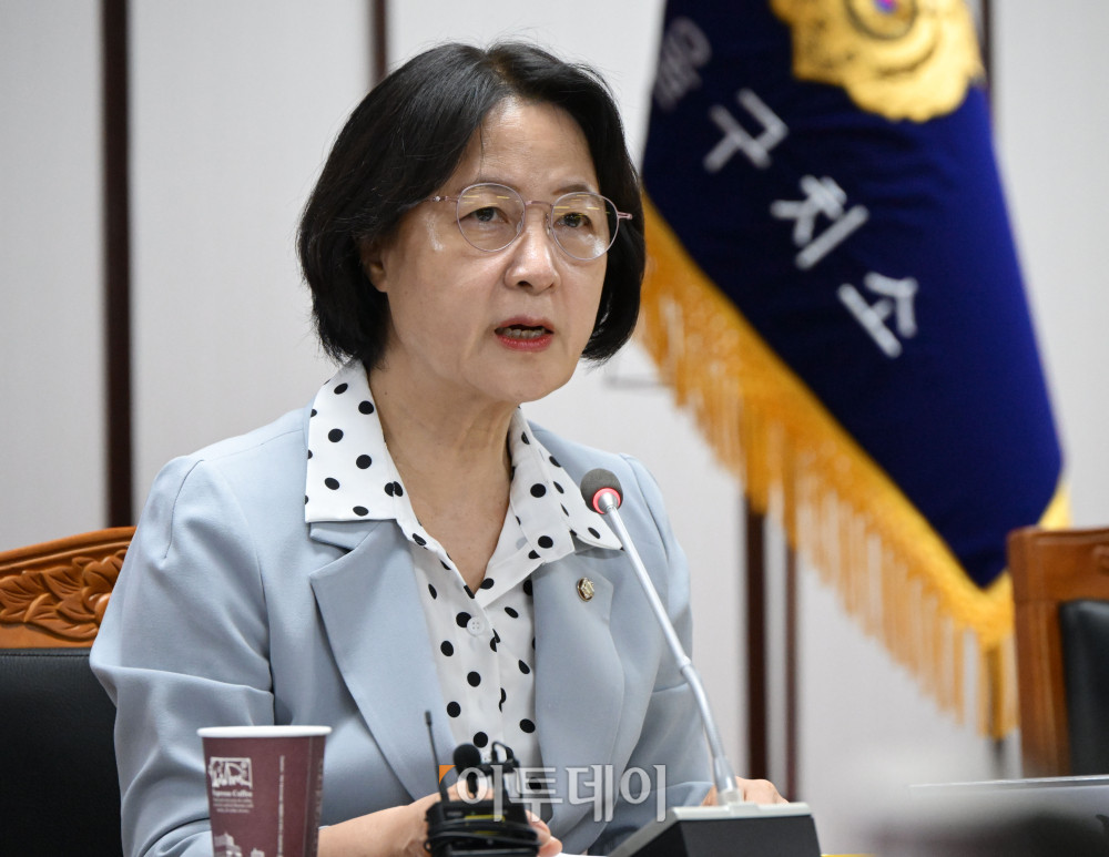 ▲추미애 국회 법제사법위원회 위원장이 1일 경기도 의왕시 서울구치소에서 열린 현장검증에서 모두발언을 하고 있다. 이날 법사위는 윤석열 전 대통령 수감 중 특혜 제공 여부를 확인하고 특검 출석 요구 당시 윤 전 대통령이 옷을 벗고 버티는 과정이 있었는지 여부를 CCTV 등 영상기록 열람을 통해 확인할 예정이다. 국회사진기자단