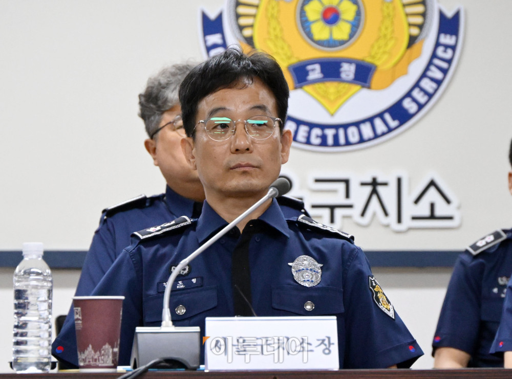 ▲1일 경기도 의왕시 서울구치소에서 국회 법제사법위원회의 현장검증이 열린 가운데 김도형 서울구치소장이 자리하고 있다. 이날 법사위는 윤석열 전 대통령 수감 중 특혜 제공 여부를 확인하고 특검 출석 요구 당시 윤 전 대통령이 옷을 벗고 버티는 과정이 있었는지 여부를 CCTV 등 영상기록 열람을 통해 확인할 예정이다. 국회사진기자단