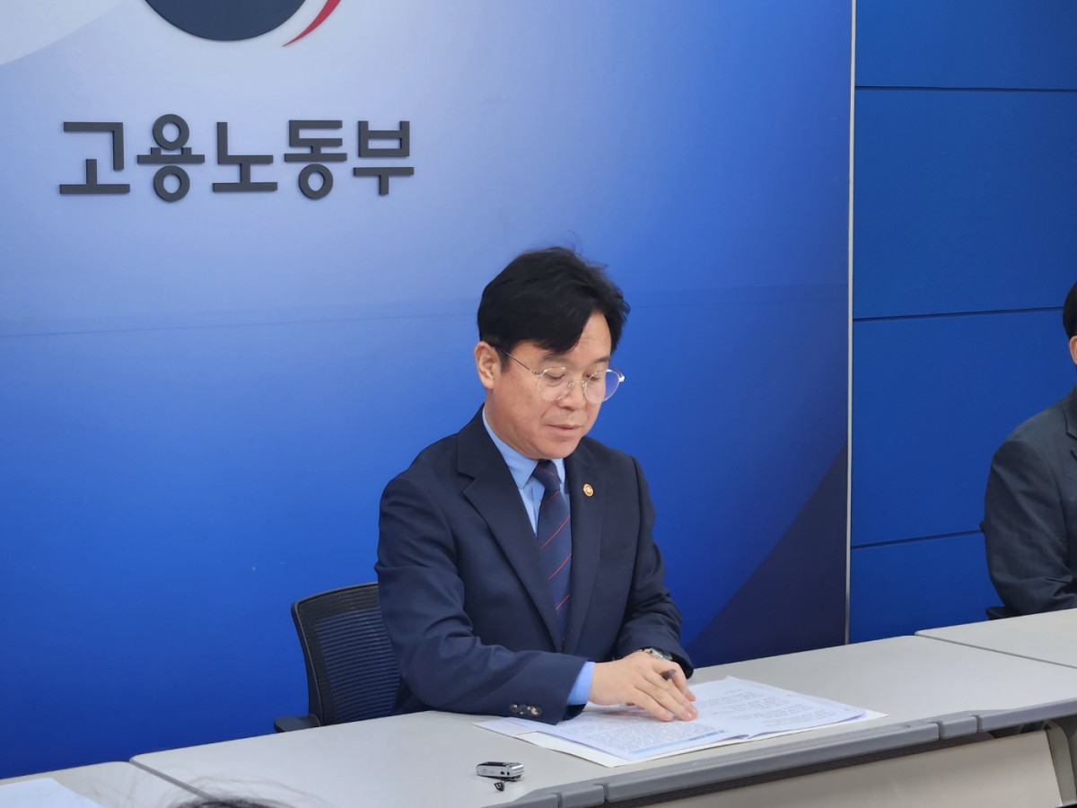 ▲김영훈 고용노동부 장관이 1일 정부세종청사에서 진행된 기자간담회에서 자료를 살피고 있다. (김지영 인구정책전문기자 @jye )